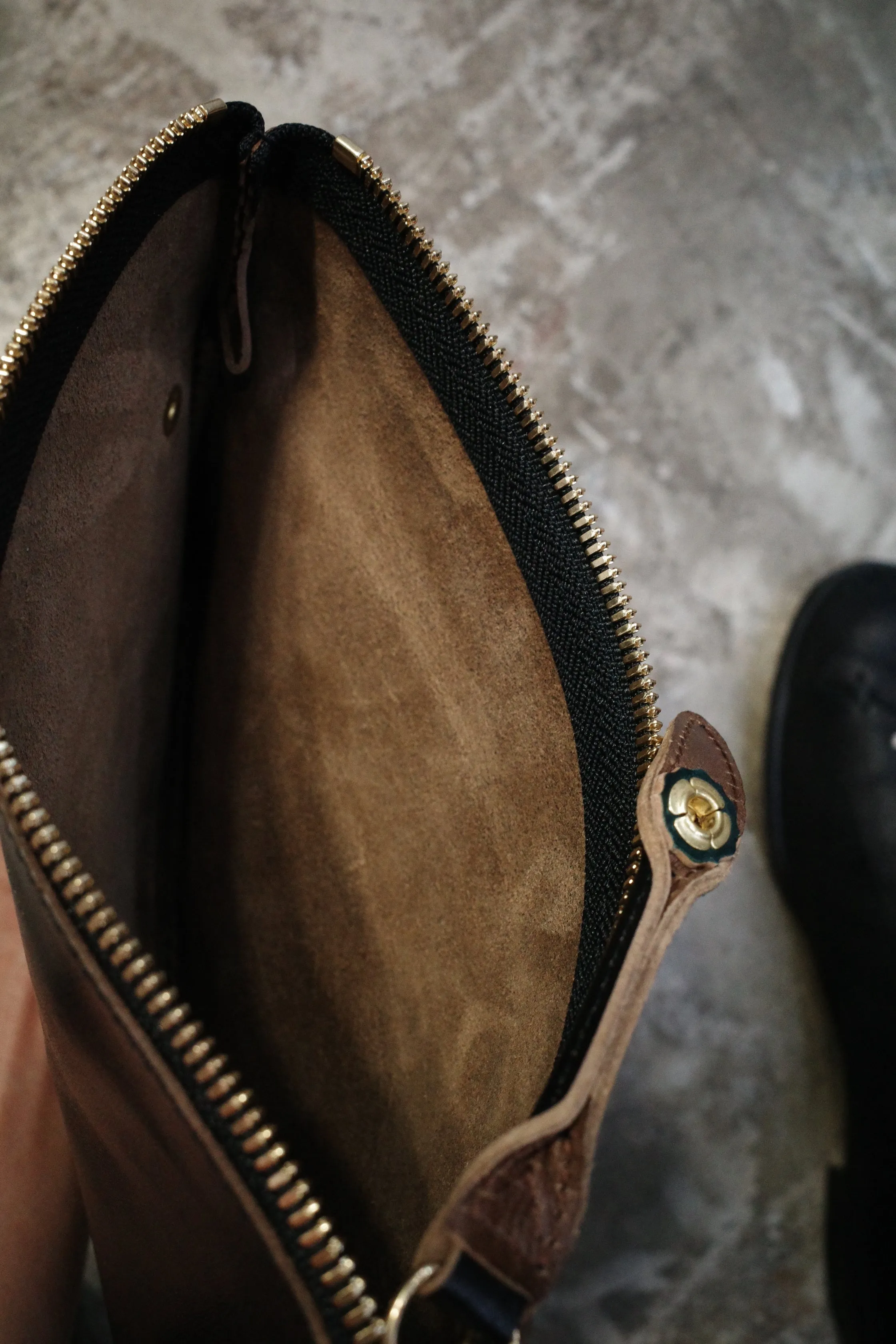 SQUARE ZIP & SNAP POUCH size L -BROWN LEATHER